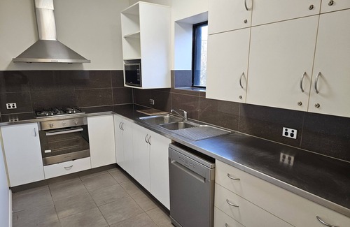 Redbank House | CENTRAL Private and secure. S/s kitchen and gas with a dishwasher. Queen bed.