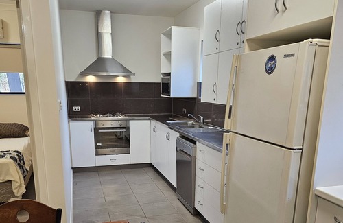 Redbank House | CENTRAL Private and secure. S/s kitchen and gas with a dishwasher. Queen bed.