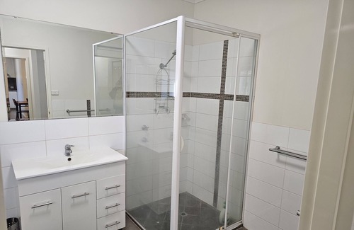 Redbank House | CENTRAL Private and secure. S/s kitchen and gas with a dishwasher. Queen bed.