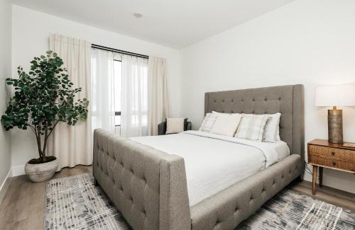 Miracle Mile Apartment | Relaxing Ruby 2 BR Apartment in Miracle Mile, Pet Friendly