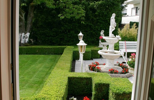 Bergisch Gladbach House | Quiet Retreat Near Cologne Trade Fair with Pool & Breakfast