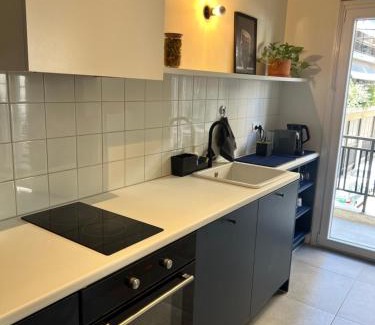 Attiki Apartment | Central Railway Station Vibe