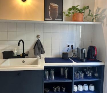 Attiki Apartment | Central Railway Station Vibe