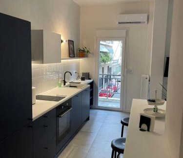 Attiki Apartment | Central Railway Station Vibe