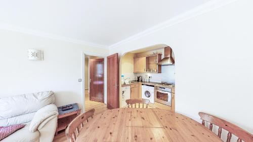 Reading City Centre Apartment | Cozy Central Reading Canal Side Apartment with Parking
