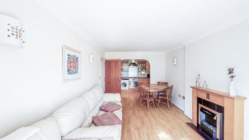 Reading City Centre Apartment | Cozy Central Reading Canal Side Apartment with Parking