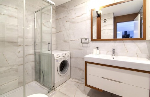 Kadikoy Apartment | Family-Friendly Central Residence Flat with Balcony in Fikirtepe