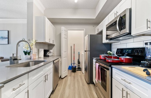 Far North Dallas Apartment | Central Getaway with King Bed, Free Parking & Breakfast
