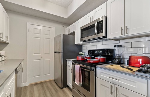 Far North Dallas Apartment | Central Getaway with King Bed, Free Parking & Breakfast