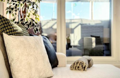 Kamppi Apartment | Central Skyroom - Sauna, Family-Friendly & City Skyline Views