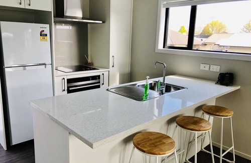 Hamilton Apartment | Top-Rated Central Stadium Apartment with Breakfast & Kitchen