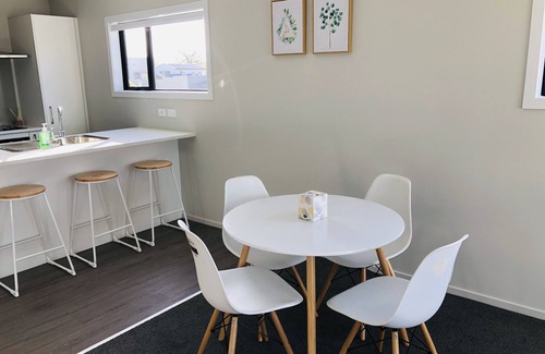 Hamilton Apartment | Top-Rated Central Stadium Apartment with Breakfast & Kitchen