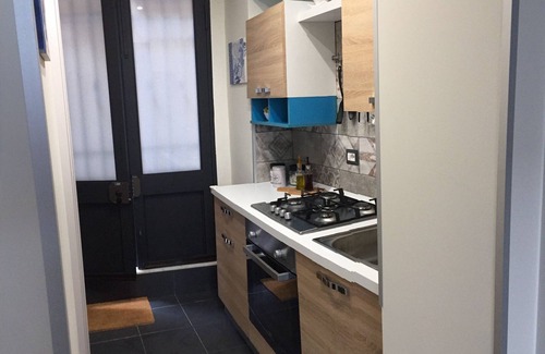 Picanello-Ognina-Barriera-Canalicchio Apartment | Central Station House "Mario": Comfort, Kitchen & Breakfast