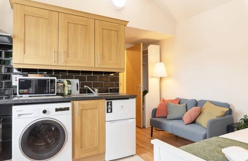Dublin Apartment | Ideal Central Studio with Fast WiFi, TV & Kitchen Amenities