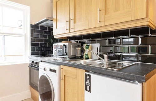Dublin Apartment | Ideal Central Studio with Fast WiFi, TV & Kitchen Amenities