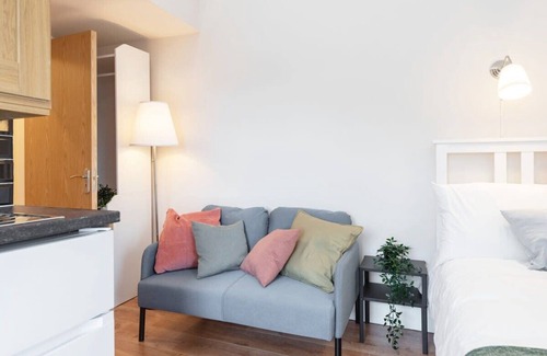 Dublin Apartment | Ideal Central Studio with Fast WiFi, TV & Kitchen Amenities