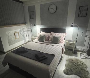 Hunedoara Apartment | Elegant Central Studio with Pool - Guest Rated 9.9/10