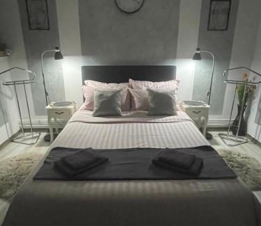 Hunedoara Apartment | Elegant Central Studio with Pool - Guest Rated 9.9/10