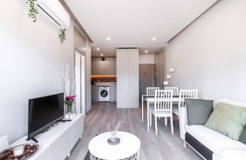 Lara Apartment | Central Studio with Balcony, 10 Min to Lara Beach
