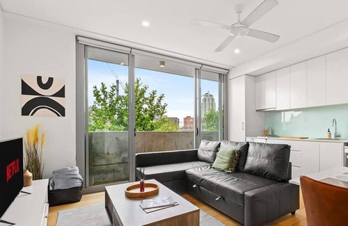 Surry Hills Apartment | Stylish 1 Bedroom Escape with Balcony and Air-Con
