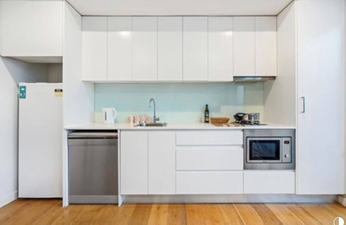 Surry Hills Apartment | Stylish 1 Bedroom Escape with Balcony and Air-Con