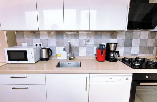 Cihangir Apartment | Inviting TaksimFlat 3Br Apartment with Pool and Spa Access