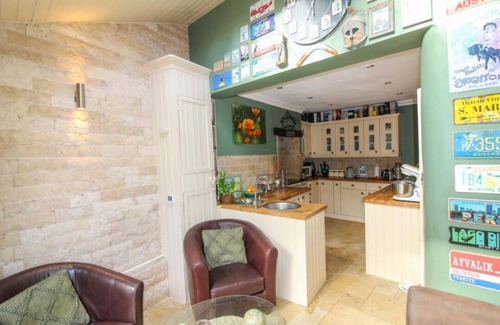 Ripon House | Stylish Central Townhouse with Hot Tub & 9.8 Star Rating