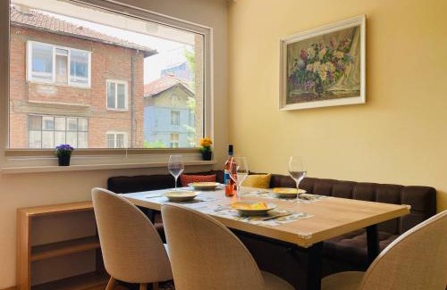 Plovdiv Center Apartment | Central Vintage Apartment for 6 Guests & Private Parking