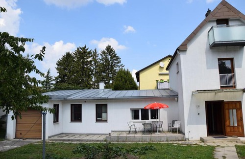 Favoriten Villa | Central Vintage Villa: Pet-Friendly with Ocean Views