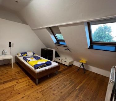 Favoriten Villa | Central Vintage Villa: Pet-Friendly with Ocean Views