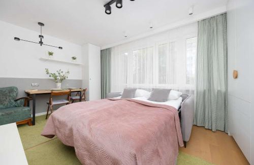 Centrum Apartment | Central Warsaw Studio with Balcony, near Metro by Noclegi Renters