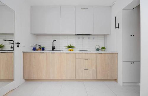 Centrum Apartment | Central Warsaw Studio with Balcony, near Metro by Noclegi Renters