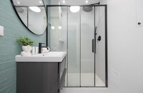 Centrum Apartment | Central Warsaw Studio with Balcony, near Metro by Noclegi Renters