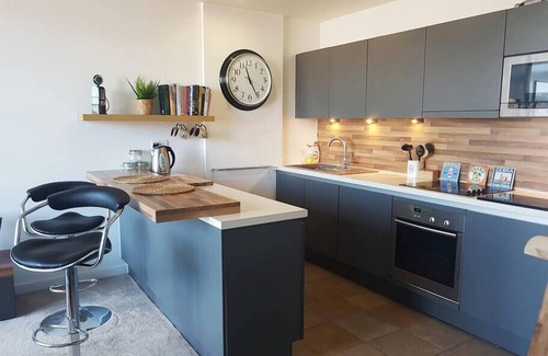 Castlefield Apartment | Waterfront Flat with Kitchen & Family-Friendly Features