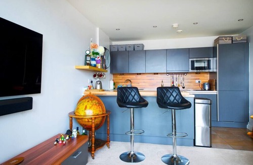 Castlefield Apartment | Waterfront Flat with Kitchen & Family-Friendly Features