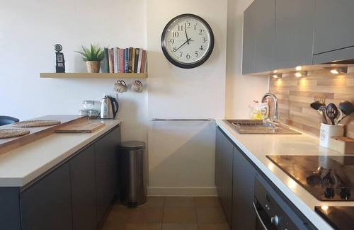 Castlefield Apartment | Waterfront Flat with Kitchen & Family-Friendly Features