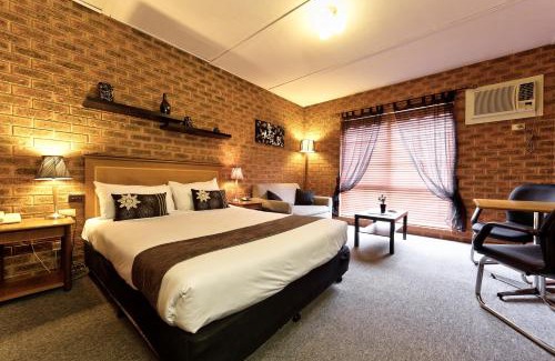 Yarrawonga Hotel | Discover Central Yarrawonga Motor Inn with Pool & Breakfast