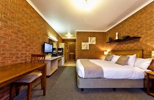 Yarrawonga Hotel | Discover Central Yarrawonga Motor Inn with Pool & Breakfast