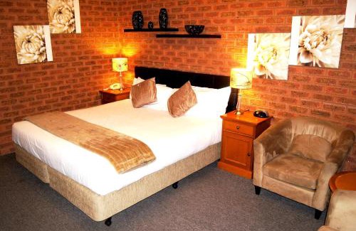 Yarrawonga Hotel | Discover Central Yarrawonga Motor Inn with Pool & Breakfast
