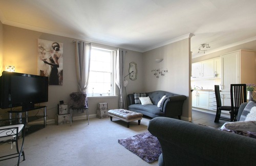 New Town Apartment | Newly Refurbished 2-Bedroom Flat with Pool & Breakfast