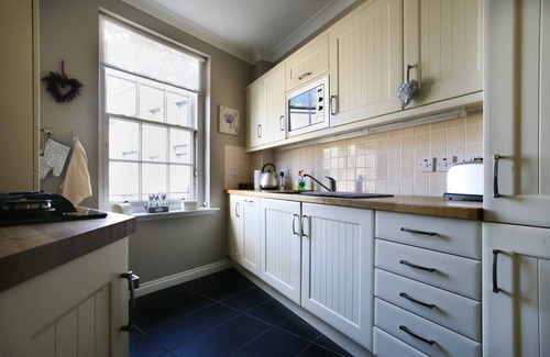New Town Apartment | Newly Refurbished 2-Bedroom Flat with Pool & Breakfast
