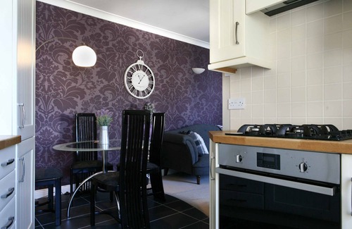 New Town Apartment | Newly Refurbished 2-Bedroom Flat with Pool & Breakfast