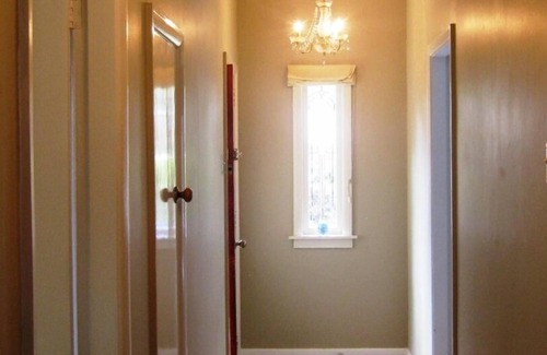 Lynmore House | Centrally heated character home and studio walking distance to Redwoods. Lynmore