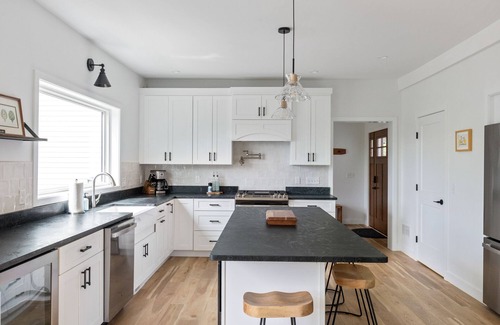 Waterbury Center House | Ideal Getaway: Easy Access to Stowe & MRV with Breakfast