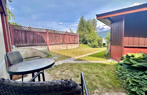 Castlegar House | Conveniently Located 1 Bedroom Suite with Breakfast Included