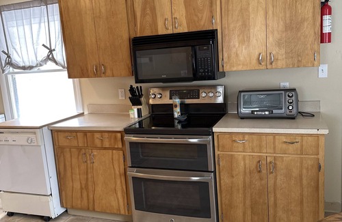 Riverton House | Guest Rated 10/10: Centrally Located Pet-Friendly Home