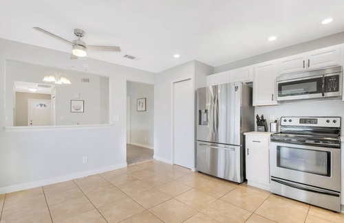 Clearwater House | Ideal 3-Bedroom Oasis Near Beach & City Life with Breakfast