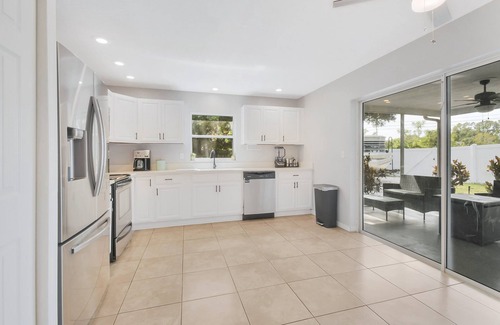 Clearwater House | Ideal 3-Bedroom Oasis Near Beach & City Life with Breakfast
