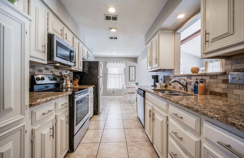 Denton House | Conveniently Located 3BR 2BA - Great for Families!