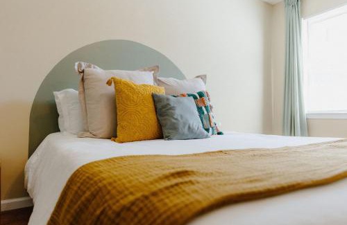 Midtown Apartment | Pet-Friendly 3BR Retreat in Overton Square with Fast WiFi